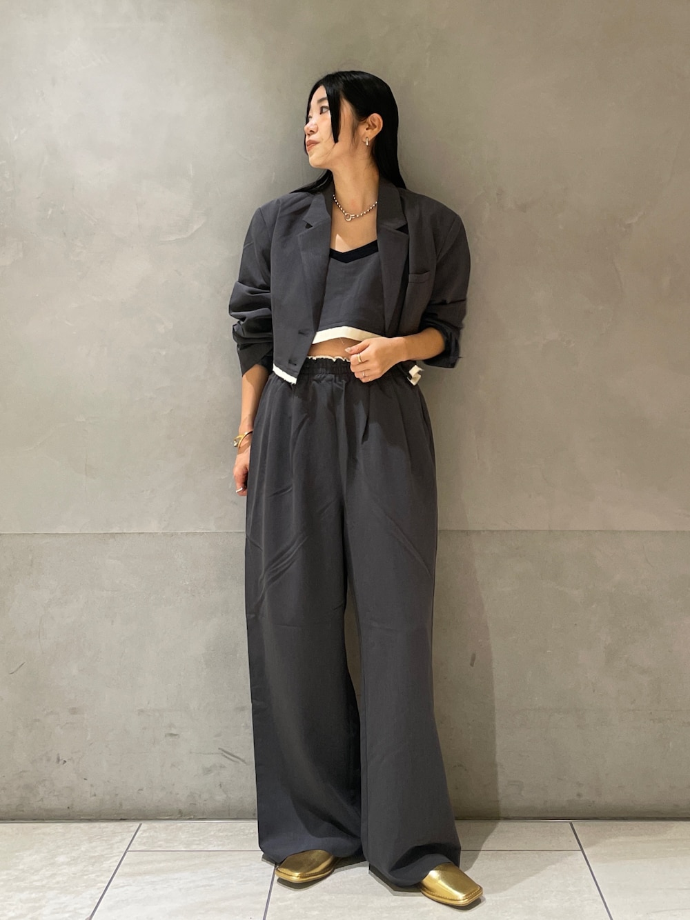 グレー系のその他パンツ、グレー系のテーラードジャケット、グレー系のキャミソールを着用したレディースの夏コーディネートの1枚目の写真