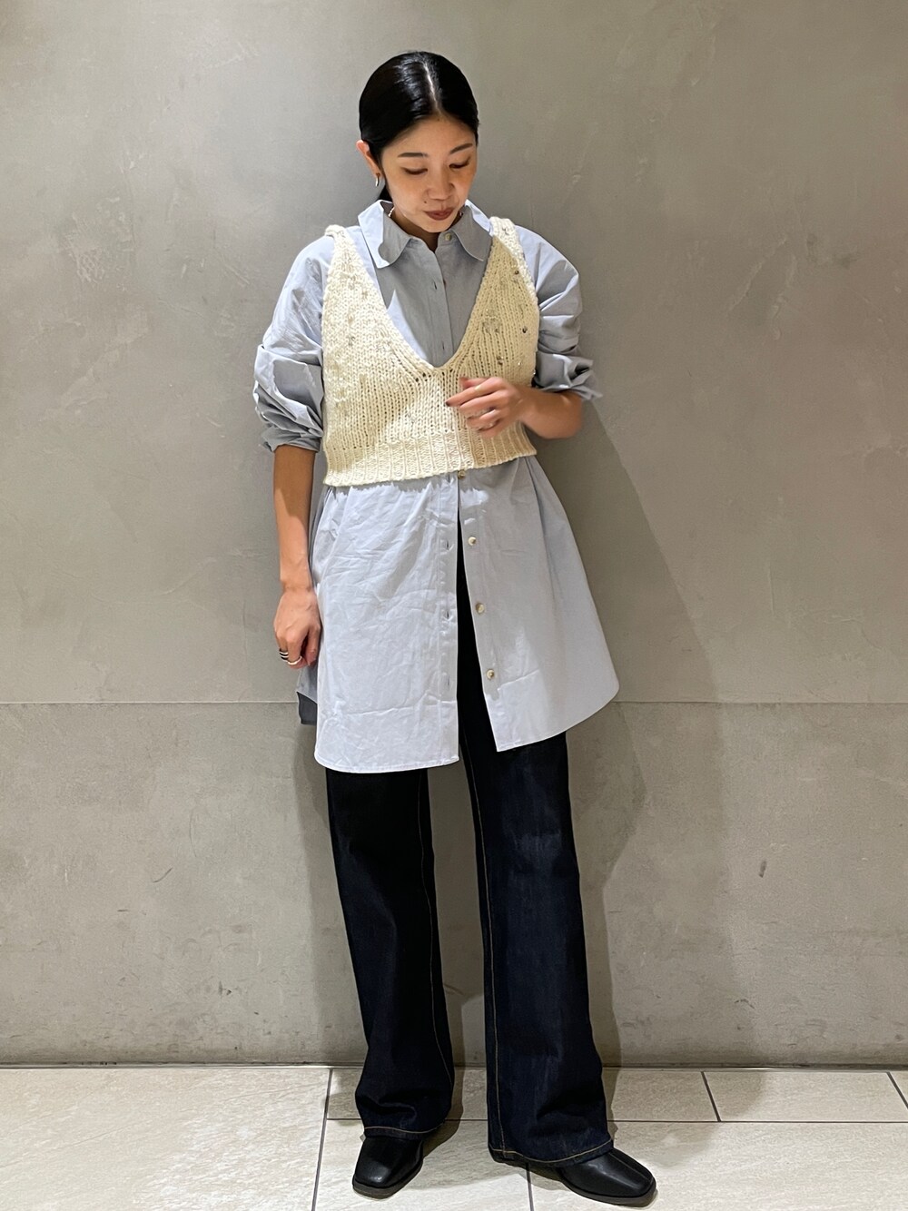 ブルー系のシャツ/ブラウス、ブルー系のデニムパンツ、ホワイト系のベストを着用したレディースの秋コーディネートの1枚目の写真