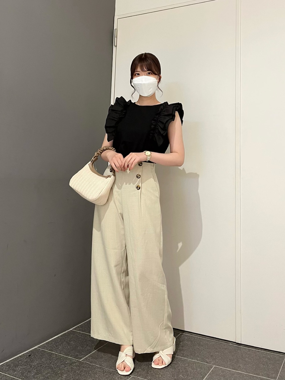 「フリル袖プルオーバー、フリルトップス、フリル袖、大人女子、綺麗めコーデ、マリンパンツ、麻調パンツ」｜「Te chichi TERRASSEのフリル袖プルオーバー（ニット/セーター、ブラック系）」を使った、tomiさん（レディース・158cm）の夏コーディネートの1枚目の写真