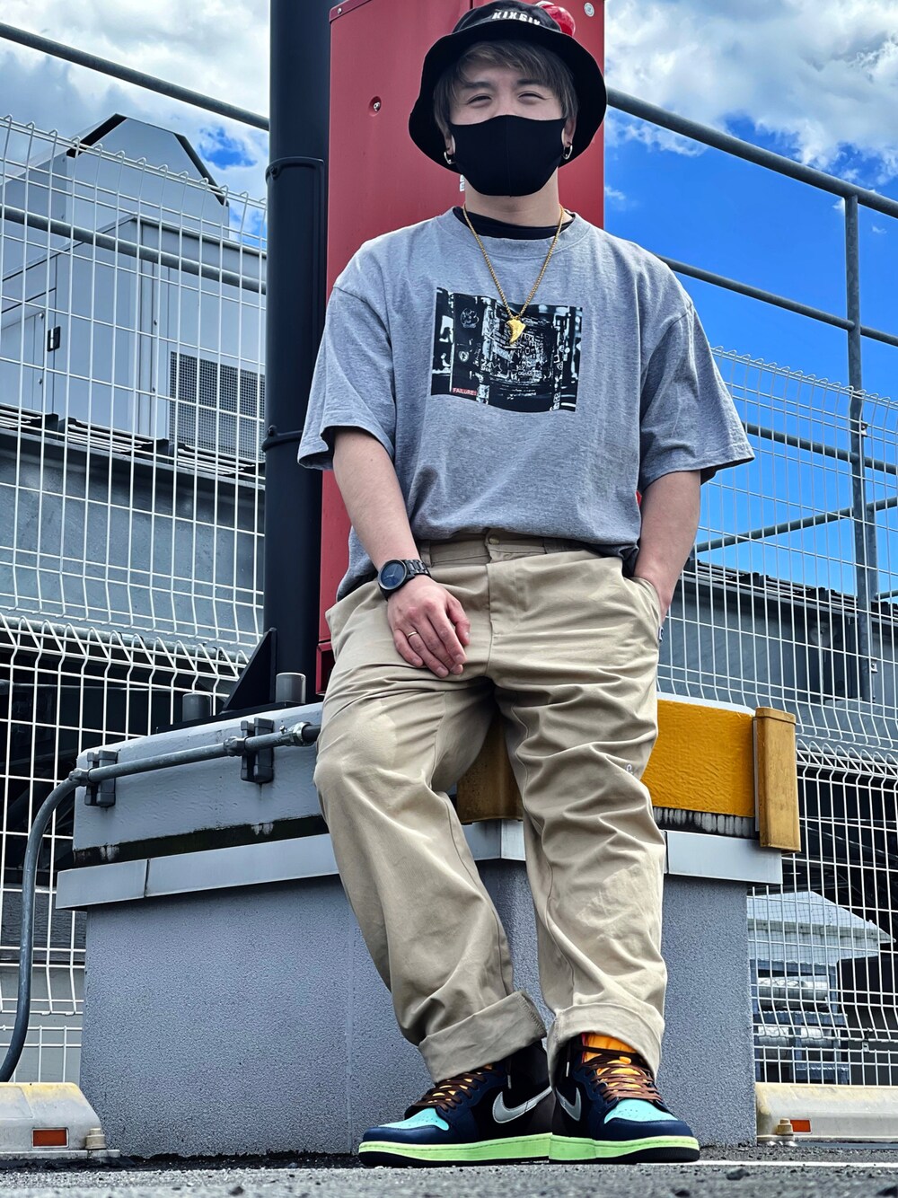 グレー系のTシャツ/カットソー、ベージュ系のチノパンツ、その他のスニーカーを着用したメンズの夏コーディネートの1枚目の写真