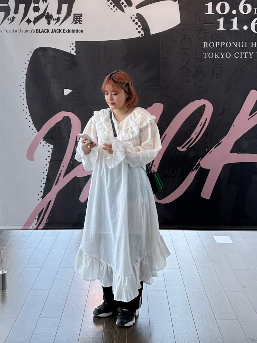 「古着女子、レースワンピース、古着っぽコーデ、古着MIX、ジャージーパンツ、甘辛mix、レトロ、ヴィンテージ、下北沢、ガーリー、デート、レイヤードスタイル、クリスマスコーデ、骨格ナチュラル、ホワイトコーデ」｜「Alley by w closetの【Alley】ビッグカラーボリュームスリーブフリルワンピース（ワンピース、ホワイト系）」を使った、カイトウ　ハルカさん（レディース・161cm）の冬コーディネートの1枚目の写真