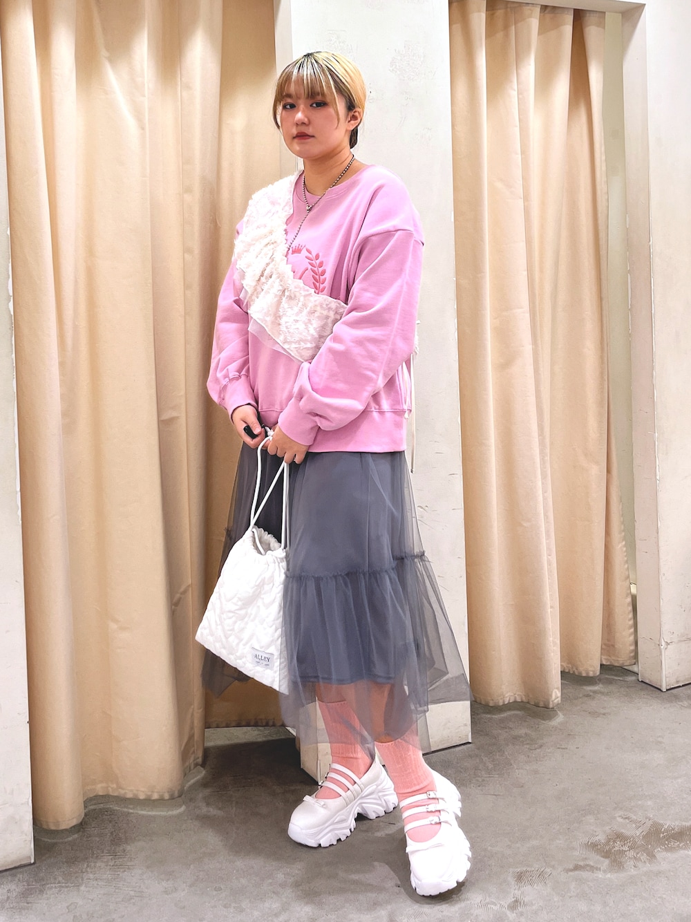 「カジュアルコーデ、春服コーデ、春ファッション、スウェット、おでかけコーデ、春コーデ、厚底シューズ、スタッフ、春色、ピンク、バレエコア、チュール、レイヤードスタイル、くつした、バレエシューズ」｜「w closetのエンブレム刺しゅうプルオーバー（Tシャツ/カットソー、ピンク系）」を使った、カイトウ　ハルカさん（レディース・161cm）の冬コーディネートの1枚目の写真