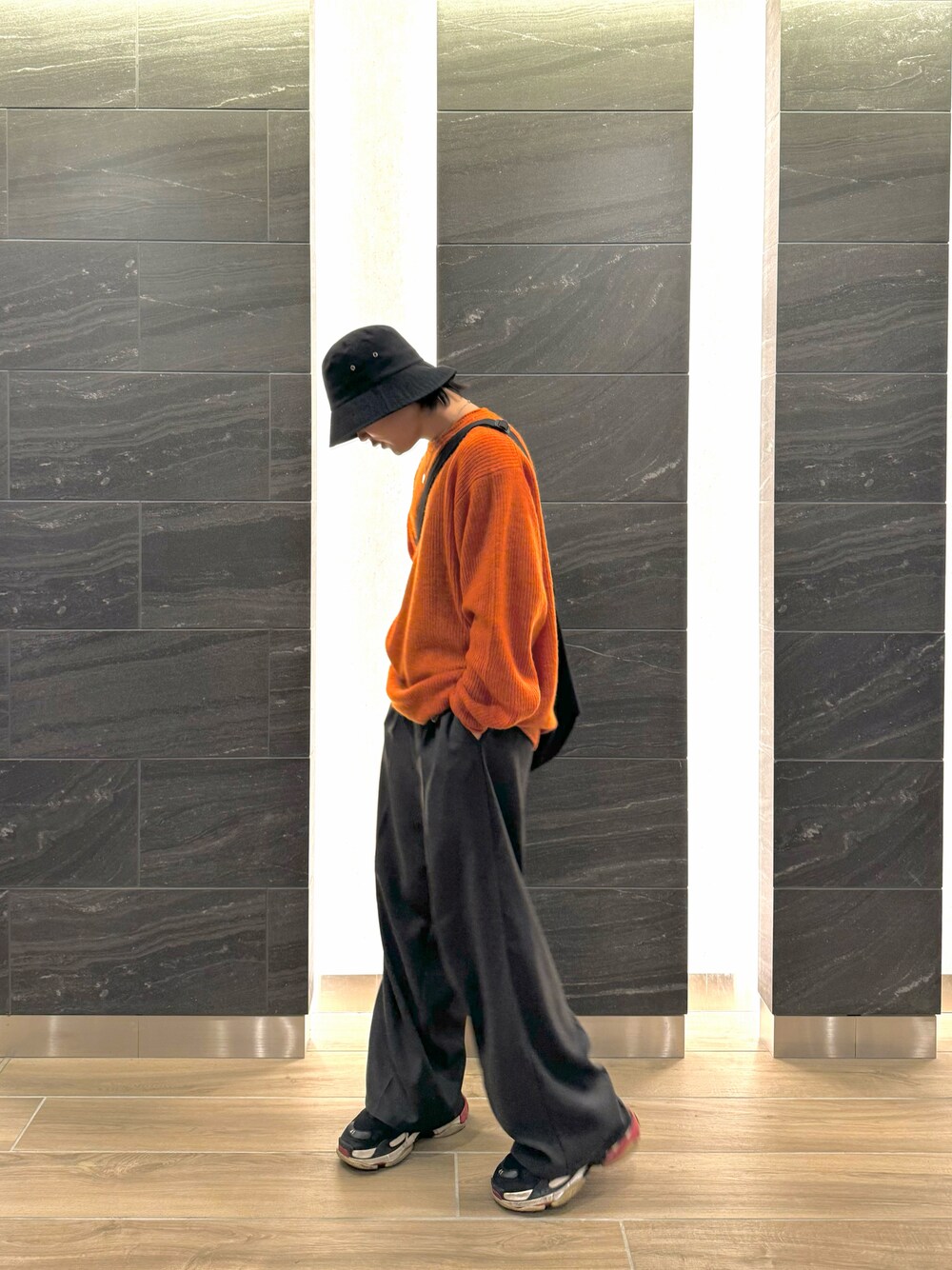 「メンズファッション、おしゃれさんと繋がりたい、シンプルコーデ、今日のコーデ、秋、大人カジュアル、キレイめ、GU、BALENCIAGA、EMMA  CLOTHES」｜「CLELの【CLEL】Loose Big Crossbody Shoulder Bag/ルーズ ビッグ たすき掛け ショルダーバッグ（ショルダーバッグ、ブラック系）」を使った、しゅうさん（メンズ・175cm）の秋コーディネートの1枚目の写真