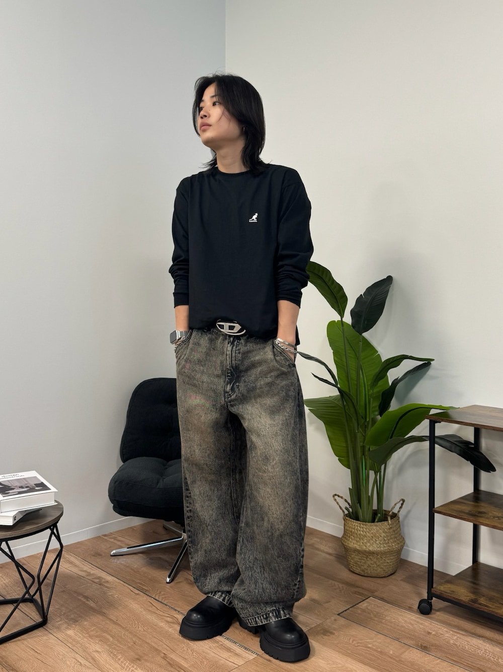 「秋服準備はじめました、デニム、ロンT、デニムパンツ」｜「CIYOTの【CIYOT-シヨウト-】ヴィンテージ加工カーブワイドデニムパンツ（デニムパンツ、ブラック系）」を使った、ジュノさん（メンズ・175cm）の夏コーディネートの1枚目の写真