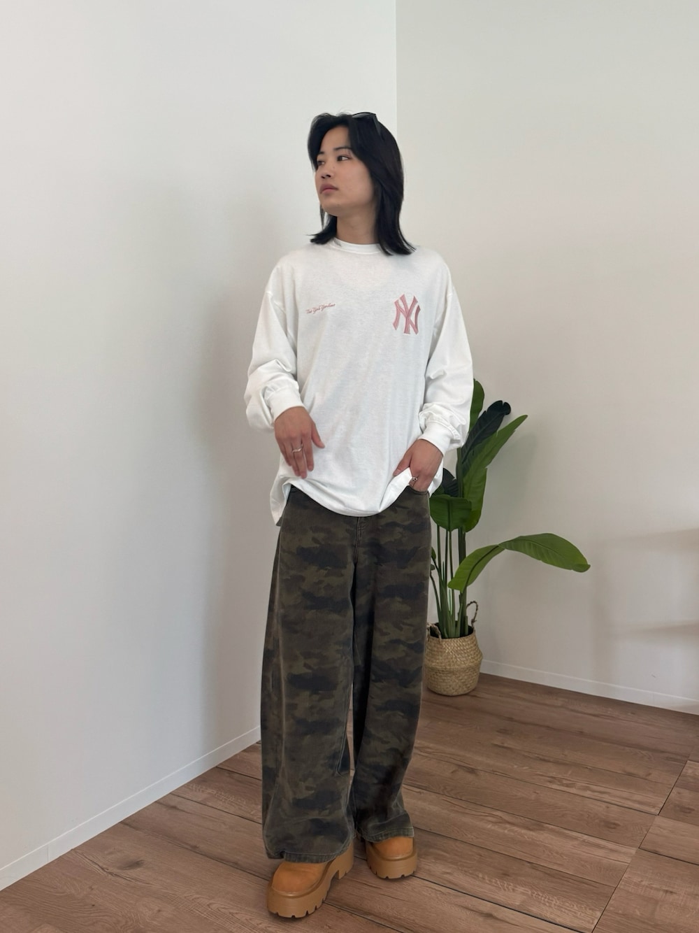 グリーン系のカーゴパンツ、ブラウン系のブーツ、ホワイト系のTシャツ/カットソーを着用したメンズの秋コーディネートの1枚目の写真