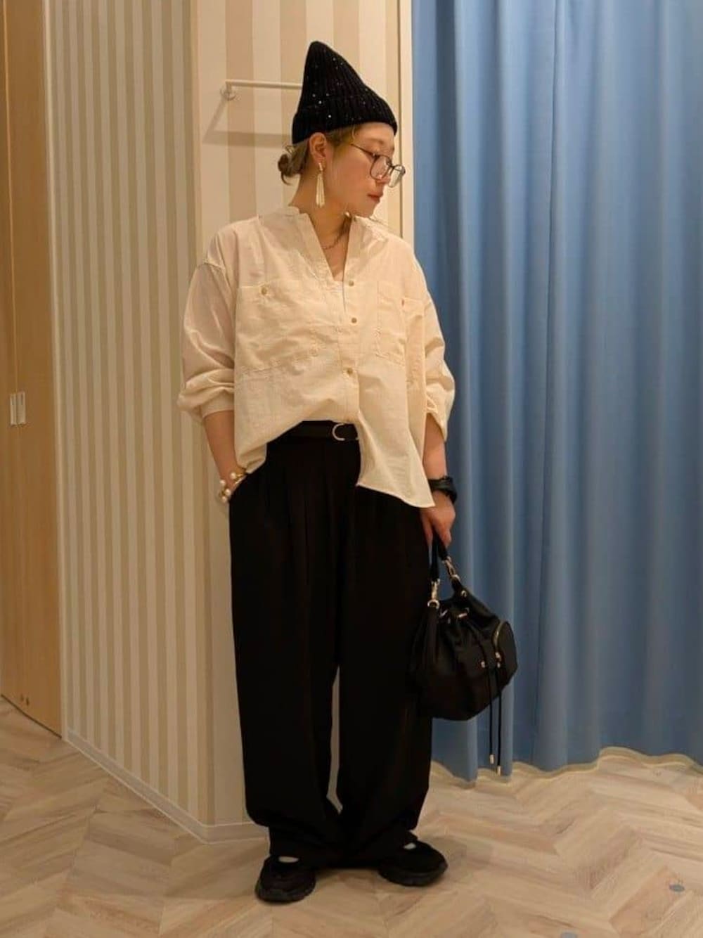 ベージュ系のシャツ/ブラウス、ブラック系のその他パンツ、ブラック系のショルダーバッグを着用したレディースの秋コーディネートの1枚目の写真