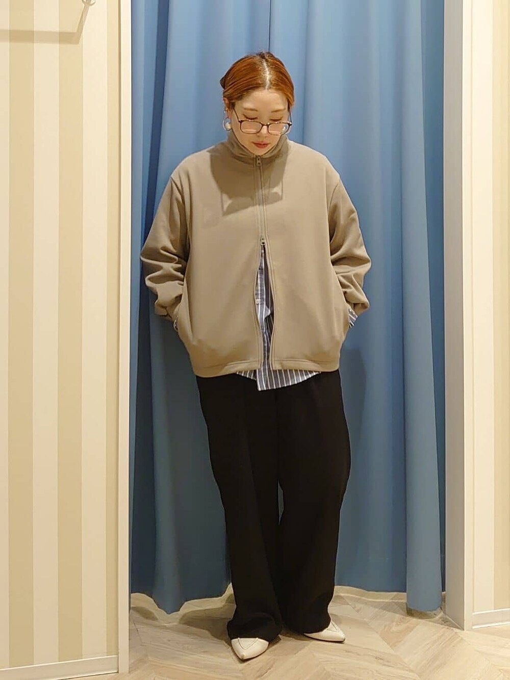 ブラウン系のブルゾン、ブルー系のシャツ/ブラウス、ブラック系のその他パンツを着用したレディースの冬コーディネートの1枚目の写真