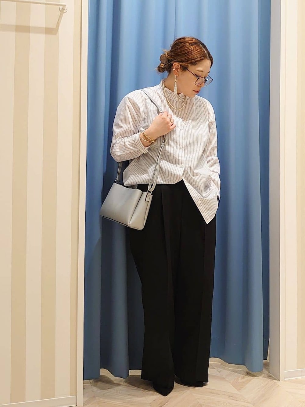 ホワイト系のシャツ/ブラウス、ブラック系のその他パンツ、シルバー系のショルダーバッグを着用したレディースの春コーディネートの1枚目の写真