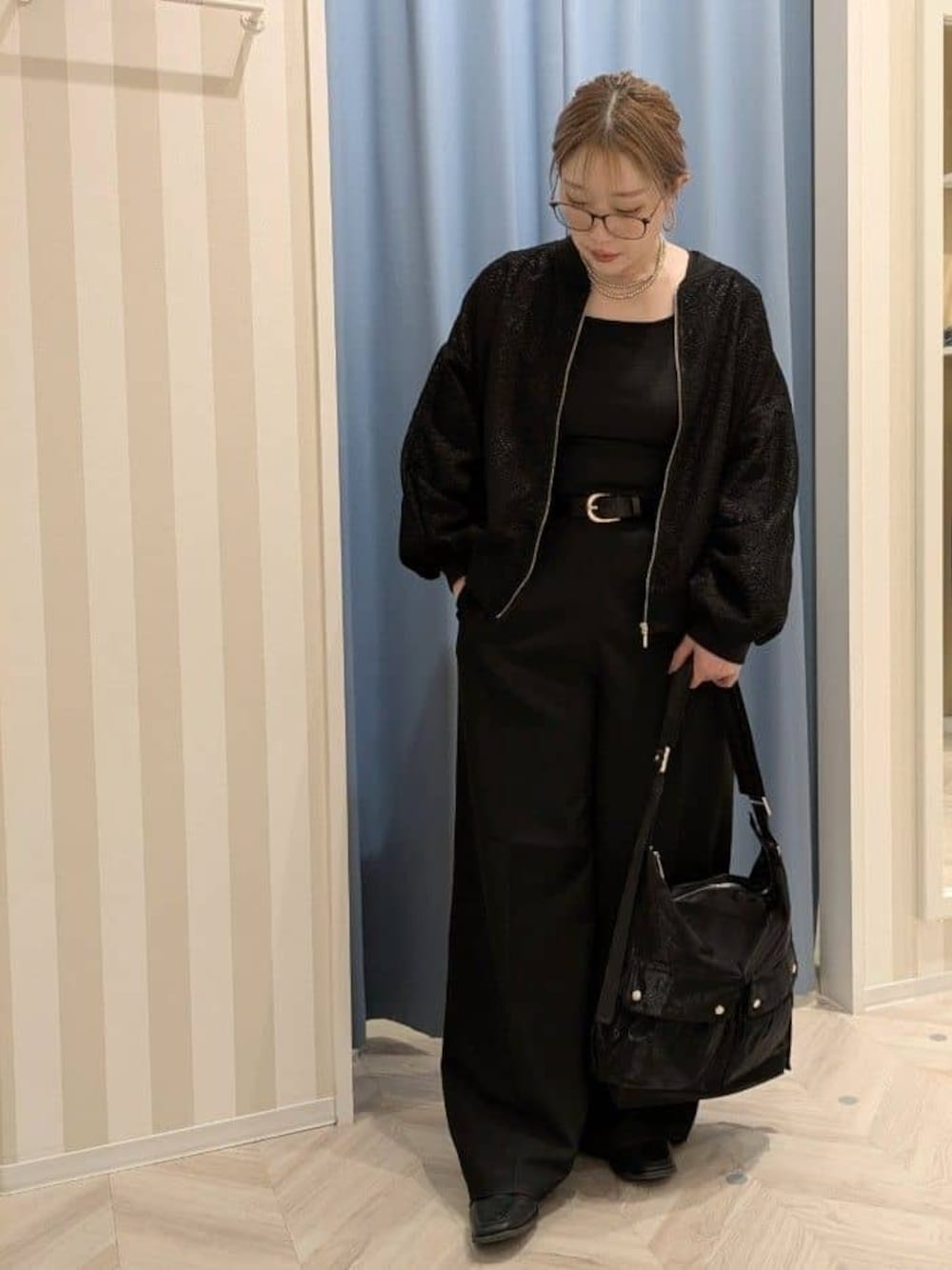 ブラック系のブルゾン、ブラック系のその他パンツ、ブラック系のショルダーバッグを着用したレディースの冬コーディネートの1枚目の写真