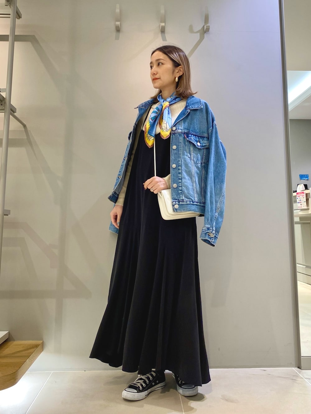「ニット、春色、休日スタイル、デニム、スニーカー、ショルダーバッグ、春アウター、春コーデ、春服みてみて、春服コーデ、オトナカジュアル、キャミワンピ、ママコーデ、きれいめカジュアル、ワンピース」｜「Rouge vifのキュプラキャミフレアワンピース（ワンピース、ブルー系）」を使った、たねこさん（レディース・158cm）の冬コーディネートの1枚目の写真