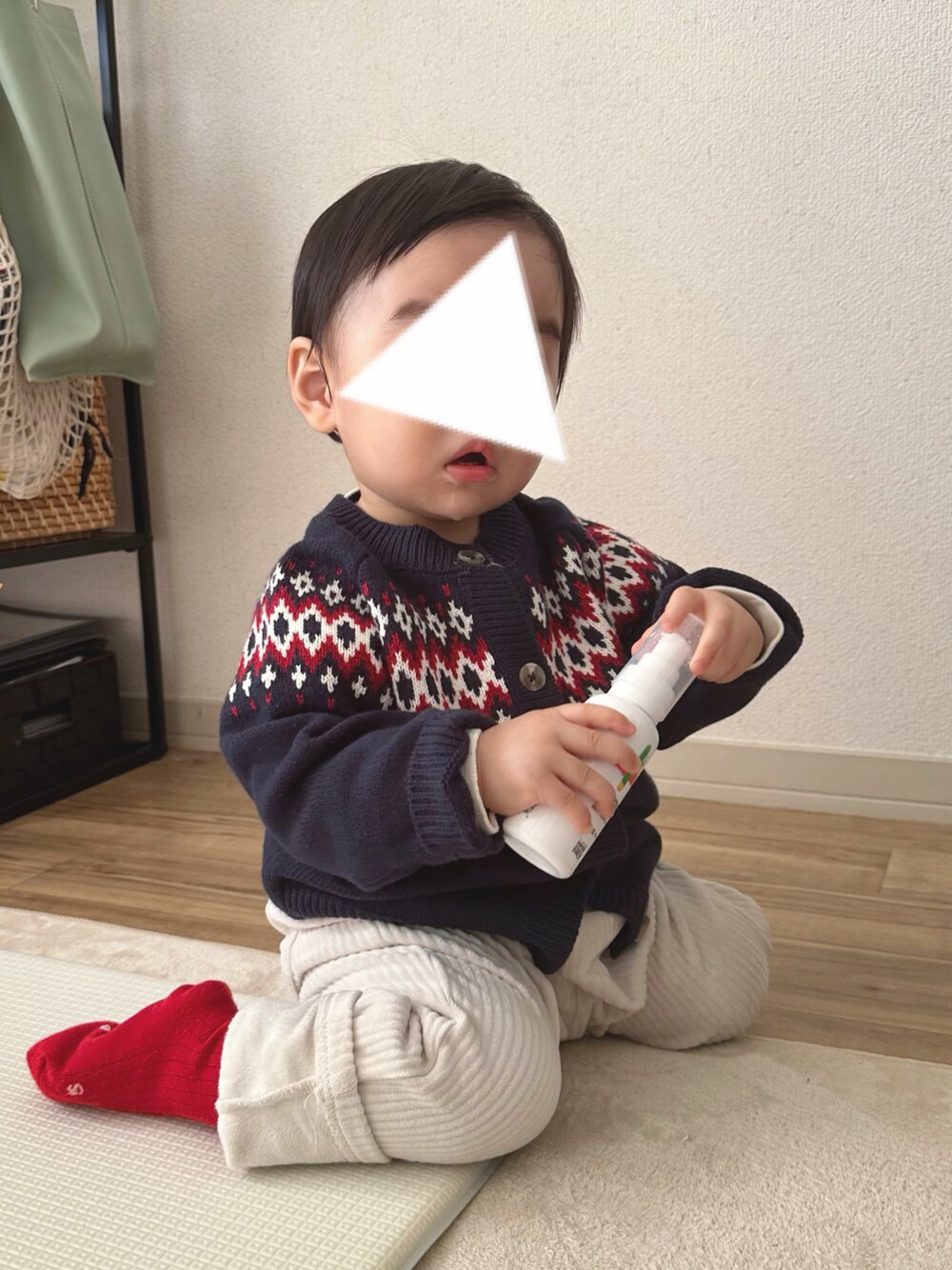「カジュアルコーデ、秋冬コーデ、子供服、冬コーデ、ニット、コーデュロイ、タートルネック、プチプラ、ユニクロ、無印良品、マーキーズ(MARKEY'S)、クリスマス、ファッションを楽しもう」｜「H&Mのアイテム（カーディガン/ボレロ、ブルー系）」を使った、おひなさん（キッズ・80cm）の冬コーディネートの1枚目の写真