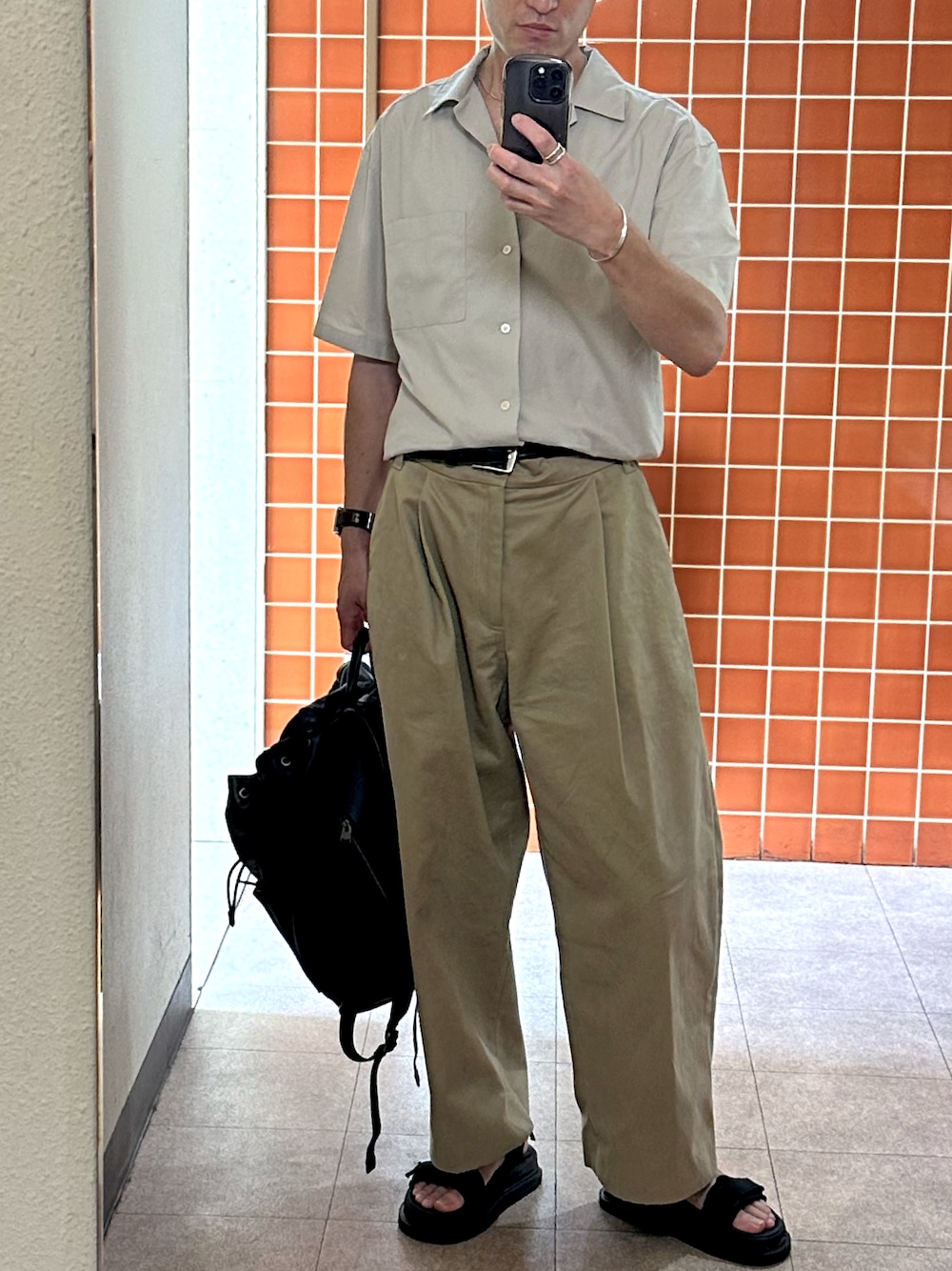 「シンプルコーデ、秋のコーデ、ワイドパンツ、ブラウン、タックイン、サンダル、30代、休日スタイル、ユニクロ、秋冬コーデ」｜「UNIQLOのアイテム（シャツ/ブラウス、ベージュ系）」を使った、yutoさん（メンズ・178cm）の秋コーディネートの1枚目の写真