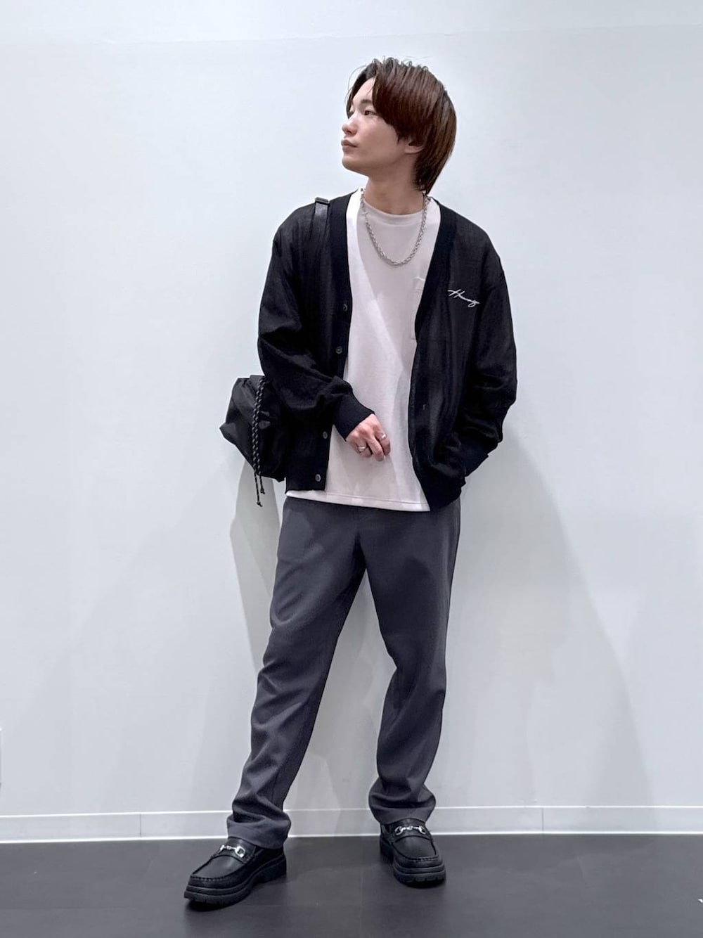 「ユニセックス、低身長、ベーシック/シンプル、女子ウケ、高見え、LAKOLE、シンプルコーデ、シンプル、Tシャツ、カーディガン、スラックス、きれいめ、春コーデ」｜「LAKOLEのタンクソールビットローファー / 182121（ローファー、ブラック系）」を使った、おばてぃーさん（メンズ・169cm）の春コーディネートの1枚目の写真