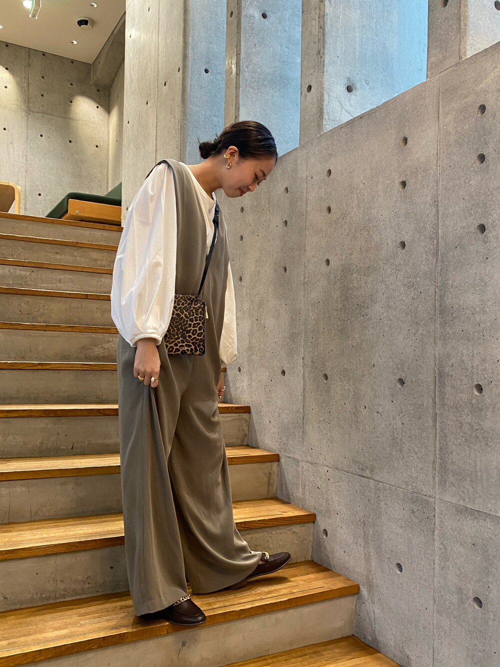 「カジュアル、休日スタイル、秋先取りコーデ、シンプル、秋のコーデ、オールインワン」｜「URBAN RESEARCHのVネックオールインワン（サロペット/オーバーオール、グリーン系）」を使った、HINATAさん（レディース・160cm）の夏コーディネートの1枚目の写真