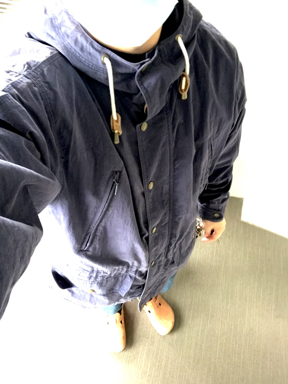 「おしゃれさんと繋がりたい、オトナカジュアル、大人コーデ、プチプラコーデ、ゆるコーデ、アウトドアスタイル、いいね、save、フォローお願いします🤑、サンダル、ブルー、マウンテンパーカー、パーカーコーデ」｜「L.L.Beanのアイテム（マウンテンパーカー、ブルー系）」を使った、リックさん（メンズ・167cm）の冬コーディネートの1枚目の写真