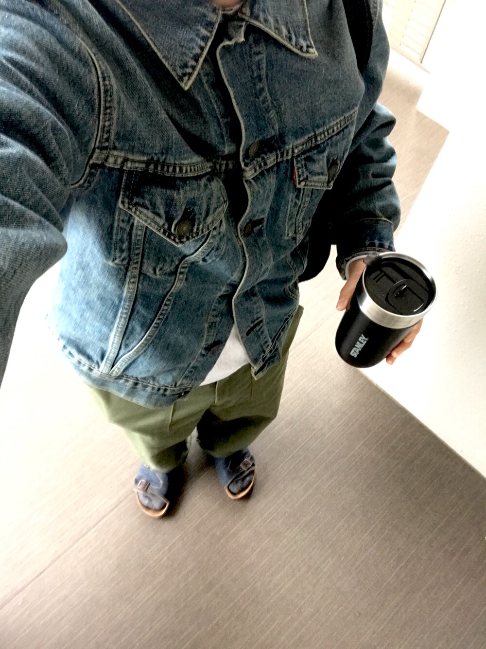 「休日コーデ、シンプルスタイル、カジュアル、いいね、save、フォローお願いします🤑、ストリートMIX、デニジャケ、ビッグシルエット、サンダル、ビルケンシュトック、リーバイス」｜「Levi'sのアイテム（デニムジャケット、ブルー系）」を使った、リックさん（メンズ・167cm）の冬コーディネートの1枚目の写真