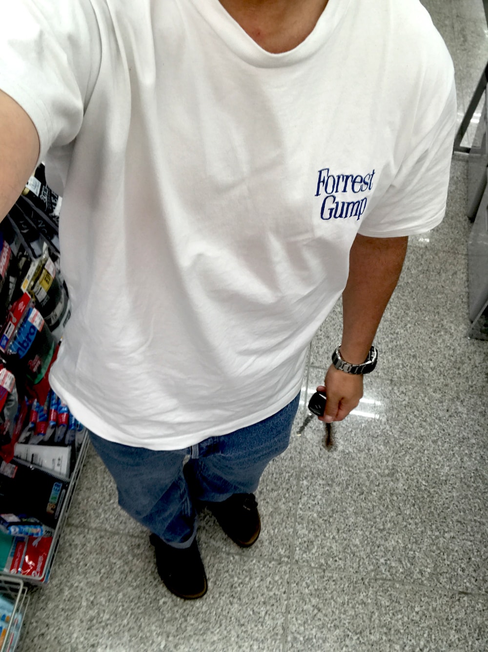 「シンプル、休日スタイル、大人コーデ、夏コーデ、きれいめカジュアル、デニムパンツ、夏、おしゃれさんと繋がりたい、カジュアル、サンダル、白Tシャツ、いいね、save、フォローお願いします🤑、休日コーデ」｜「BEAUTY&YOUTH UNITED ARROWSのアイテム（Tシャツ/カットソー、ホワイト系）」を使った、リックさん（メンズ・167cm）の春コーディネートの1枚目の写真