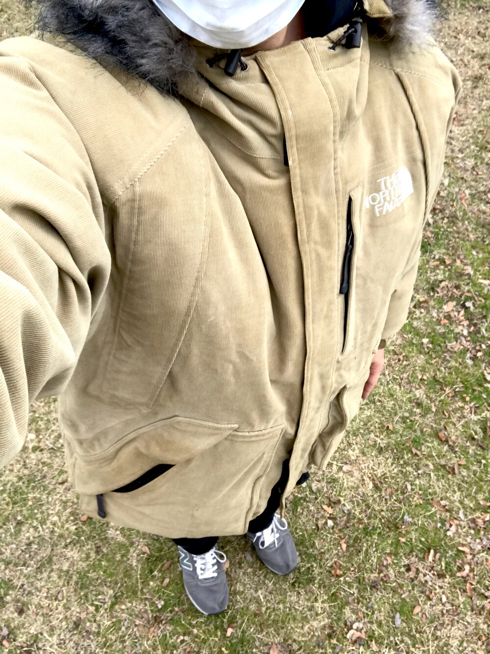 「お洒落さんとつながりたい、休日スタイル、私の推しブランド、冬のコーデ、いいね、save、フォローお願いします🤑、黒スキニー、あったかコーデ、ニューバランス、ベージュ」｜「THE NORTH FACEのアイテム（ダウンジャケット/コート、ベージュ系）」を使った、リックさん（メンズ・167cm）の冬コーディネートの1枚目の写真