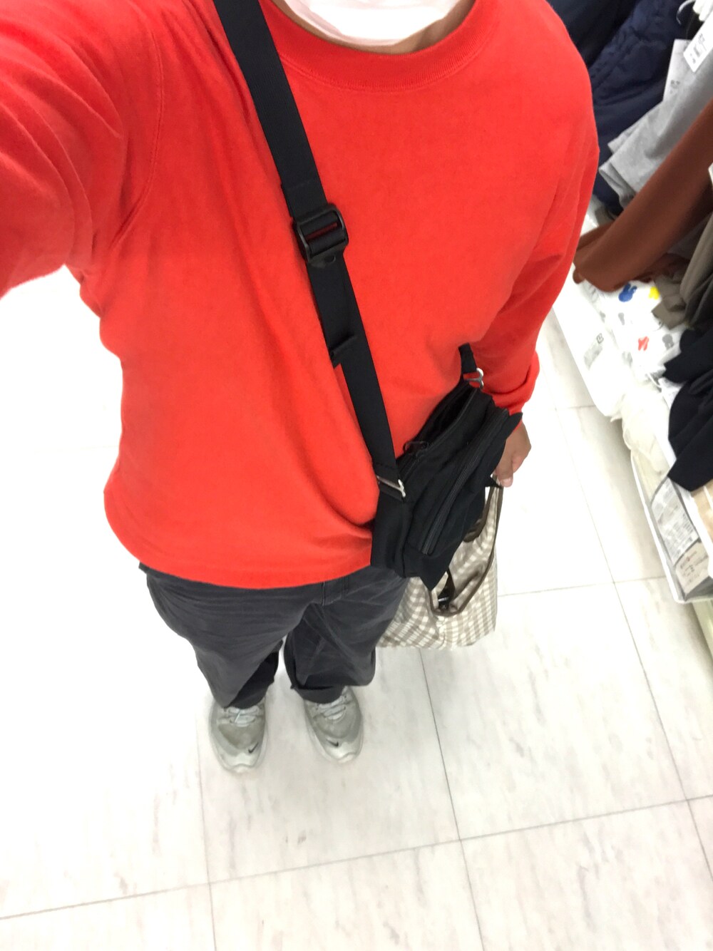 「秋のコーデ、オトナカジュアル、秋服、休日スタイル、黒、だから秋服が好き、古着、オレンジ、ナイキ、フレドリックパッカーズ」｜「BEAUTY&YOUTH UNITED ARROWSのアイテム（Tシャツ/カットソー、レッド系）」を使った、リックさん（メンズ・167cm）の秋コーディネートの1枚目の写真