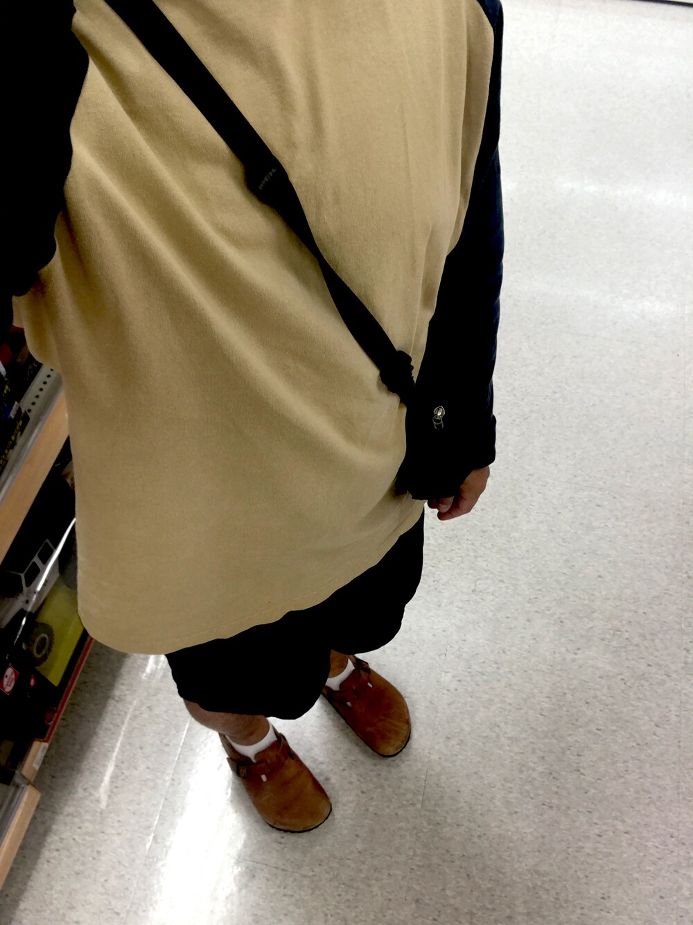 「秋のコーデ、シンプルスタイル、秋服、休日スタイル、いいね、save、フォローお願いします🤑、ラフ、休日コーデ、大人カジュアル、古着MIX、リラックススタイル、ハーフパンツ、ショートパンツ」｜「Goodwear(Since1983)のアイテム（Tシャツ/カットソー、ベージュ系）」を使った、リックさん（メンズ・167cm）の秋コーディネートの1枚目の写真