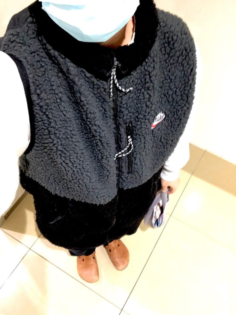「大人カジュアル、カジュアル、今日のコーデ、ゆるコーデ、秋冬コーデ、ビッグシルエット、リラックススタイル、古着コーデ、ブラックコーデ、休日スタイル、あったかコーデ、メンズファッション、古着好きな人と繋がりたい、ストリート、ボア」｜「NIKEのアイテム（ベスト、ブラック系）」を使った、リックさん（メンズ・167cm）の冬コーディネートの1枚目の写真