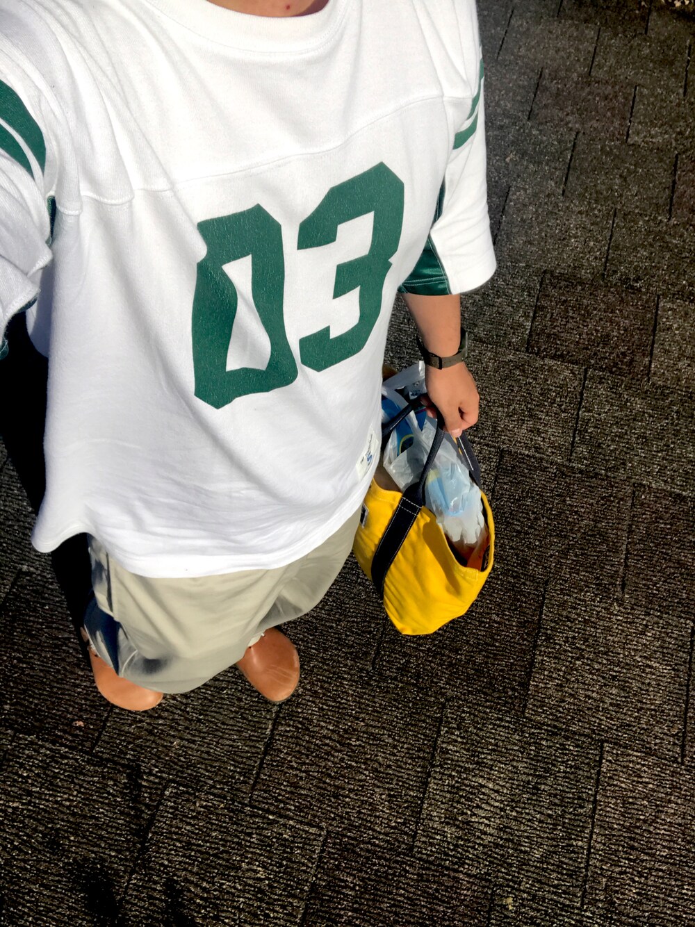 「だから秋服が好き、シンプル、おしゃれさんと繋がりたい、大人コーデ、今日のコーデ、公園スタイル、ラフ、ストリート、ビリケンシュトック」｜「FATのアイテム（Tシャツ/カットソー、ホワイト系）」を使った、リックさん（メンズ・167cm）の秋コーディネートの1枚目の写真