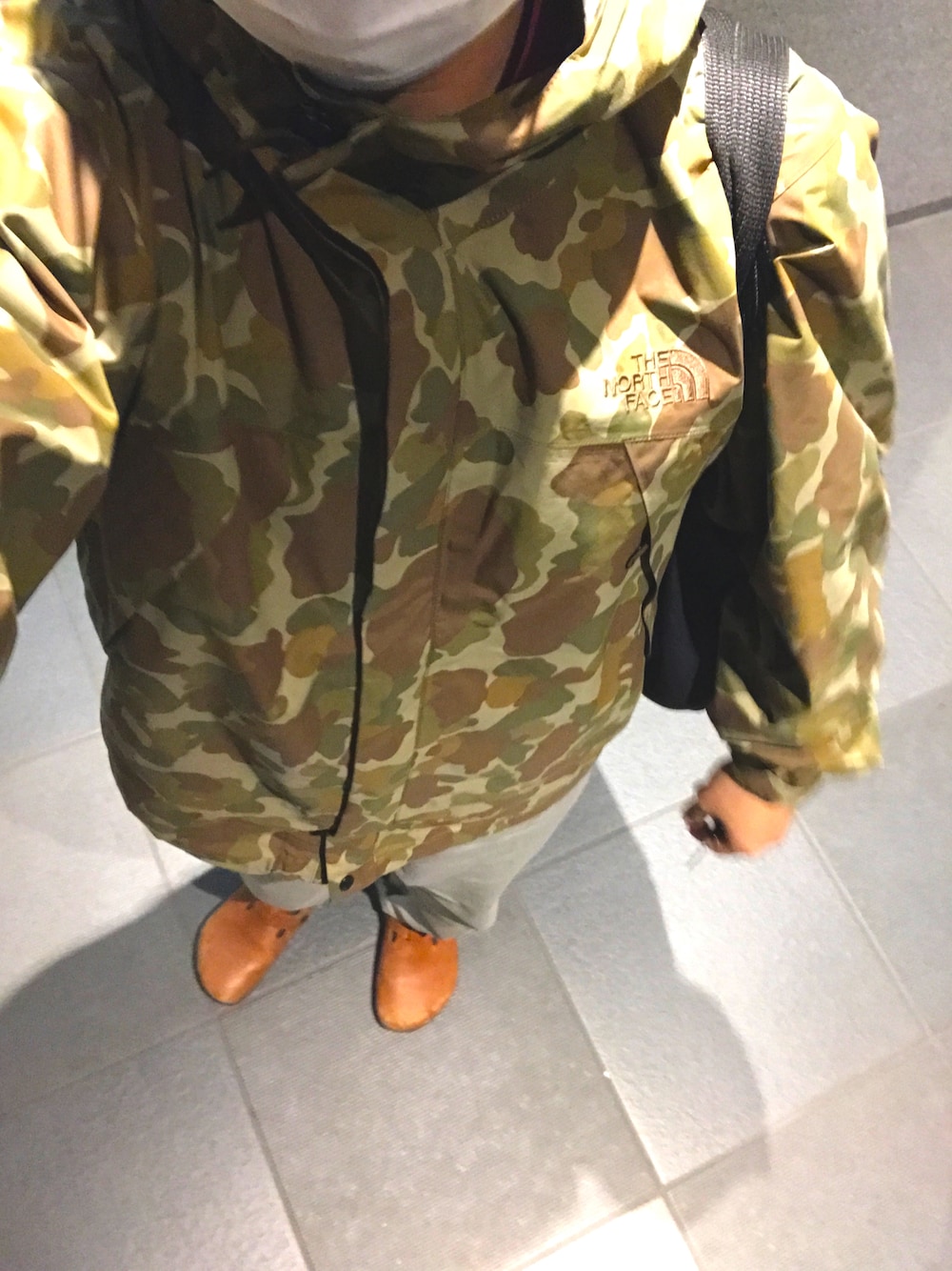 「秋冬コーデ、シンプル、大人カジュアル、おしゃれさんと繋がりたい、ワイドパンツ、今日のコーデ、白パンツ、ノースフェイス、ナイロンジャケット、ビリケンシュトック」｜「THE NORTH FACEのアイテム（ナイロンジャケット、グリーン系）」を使った、リックさん（メンズ・167cm）の秋コーディネートの1枚目の写真