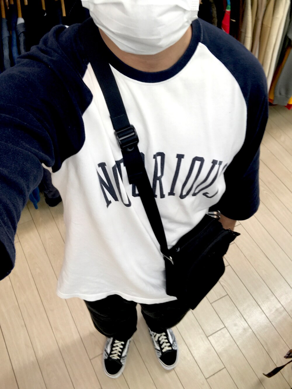 「スワッガー、ダントン、イージーパンツ、スニーカー、オトナカジュアル、休日スタイル、ブラックコーデ、おしゃれさんと繋がりたい、ストリート」｜「SWAGGERのアイテム（Tシャツ/カットソー、ホワイト系）」を使った、リックさん（メンズ・167cm）の秋コーディネートの1枚目の写真