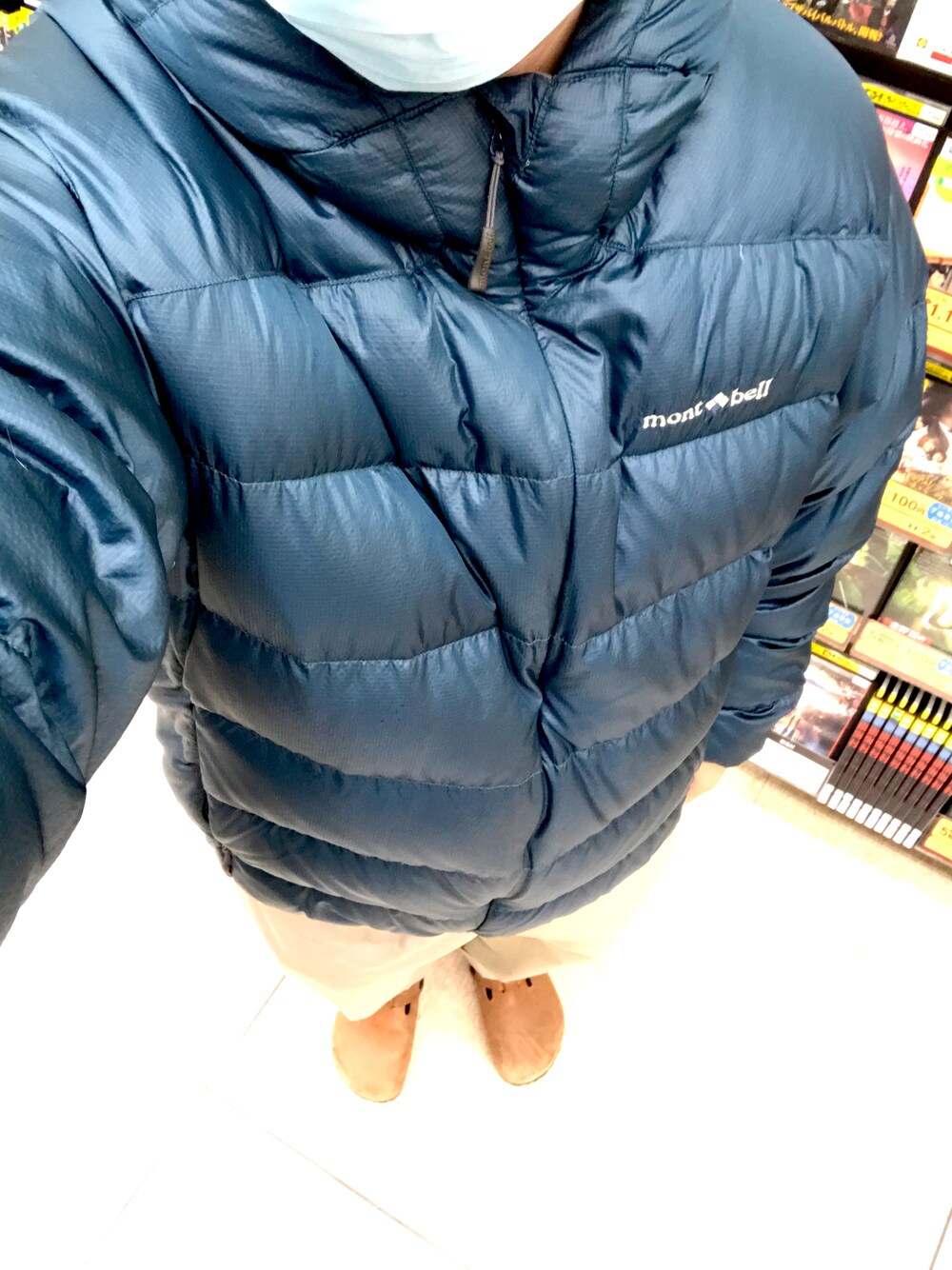 「いいね、save、フォローお願いします🤑、休日コーデ、古着コーデ、お洒落さんとつながりたい、秋冬コーデ、ダウンジャケット、モンベル、ゆるコーデ、カラーアイテム」｜「mont-bellのアイテム（ダウンジャケット/コート、ブルー系）」を使った、リックさん（メンズ・167cm）の冬コーディネートの1枚目の写真