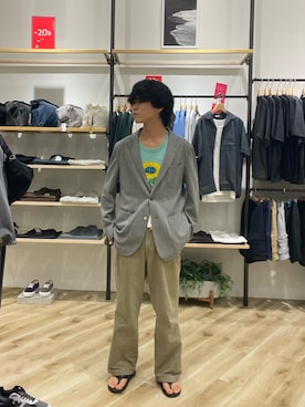 「URBAN RESEARCH DOORS（アーバンリサーチドアーズ）のLIFE STYLE TAILOR　メランジニットイージージャケット（テーラードジャケット、グレー系）」を使った、Yuichiroさん（メンズ・171cm）の夏コーディネート