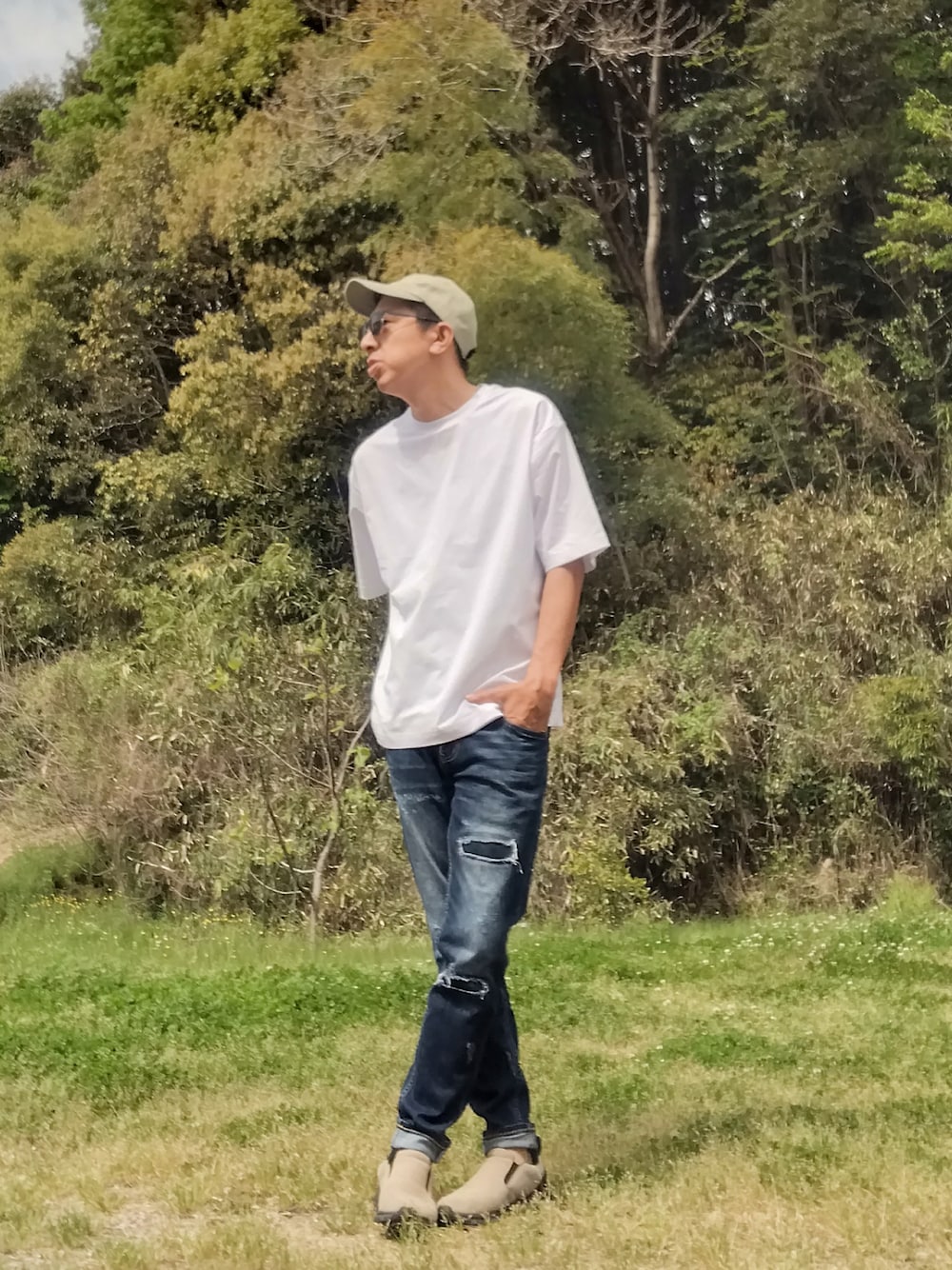 ホワイト系のTシャツ/カットソー、ブルー系のデニムパンツ、ベージュ系のスリッポンを着用したメンズの春コーディネートの1枚目の写真