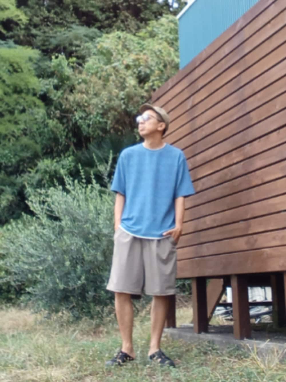 ブルー系のTシャツ/カットソー、グリーン系のその他パンツ、ブラック系のサンダルを着用したメンズの夏コーディネートの1枚目の写真