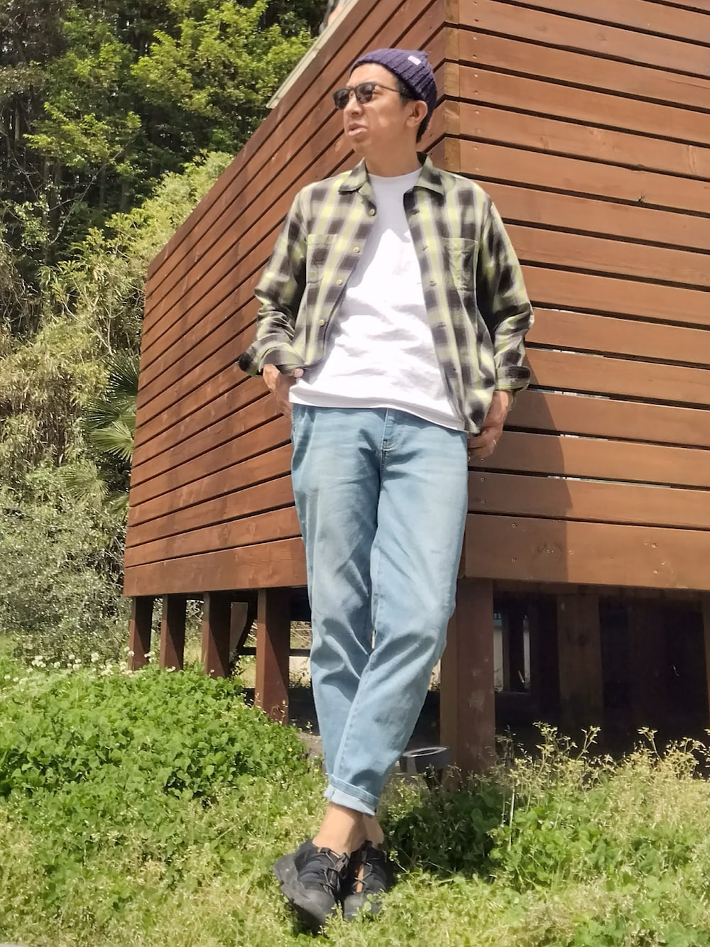 イエロー系のシャツ/ブラウス、ホワイト系のTシャツ/カットソー、ブルー系のデニムパンツを着用したメンズの春コーディネートの1枚目の写真