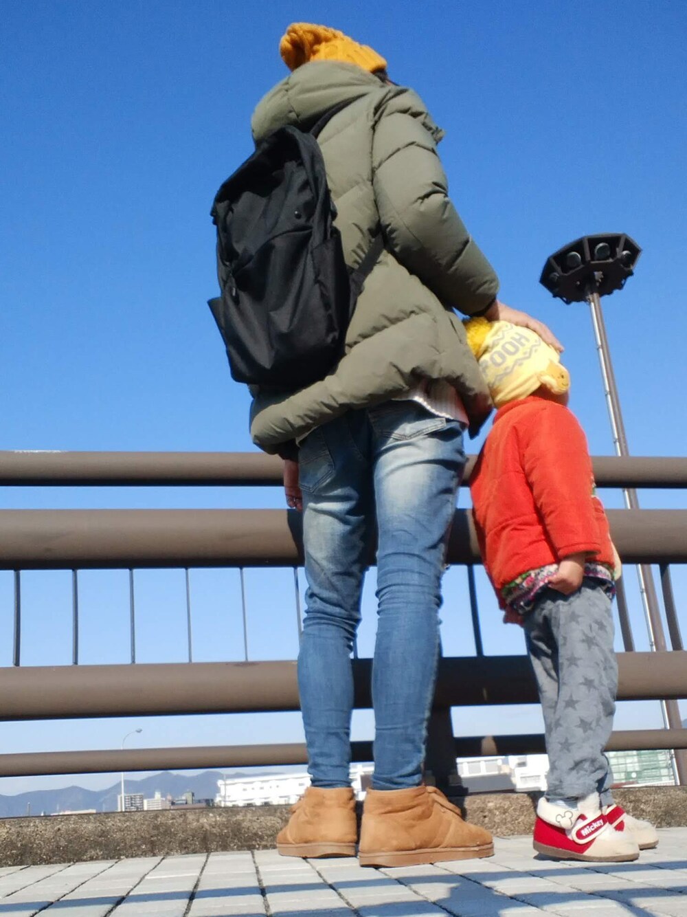 「私の推しブランド、シンプルコーデ、お洒落さんとつながりたい、スキニーデニム、デニム、親子コーデ、冬コーデ、ダウンジャケット、バックスタイル、リュック、ブーツ、ニット帽、シンプル、いいね、save、フォローお願いします🤑、きれいめカジュアル」｜「GIORDANOの[GIORDANO]フーデッドダックダウンジャケット（ダウンジャケット/コート、グリーン系）」を使った、デニム大好きおじさん夏は白Ｔさん（メンズ・180cm）の冬コーディネートの1枚目の写真