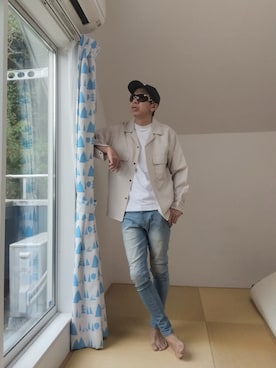 「UNIQLO（ユニクロ）のエアリズムコットンオーバーサイズT（Tシャツ/カットソー、ホワイト系）」を使った、シンプルデニムおじさん👖さん（メンズ・180cm）の春コーディネート