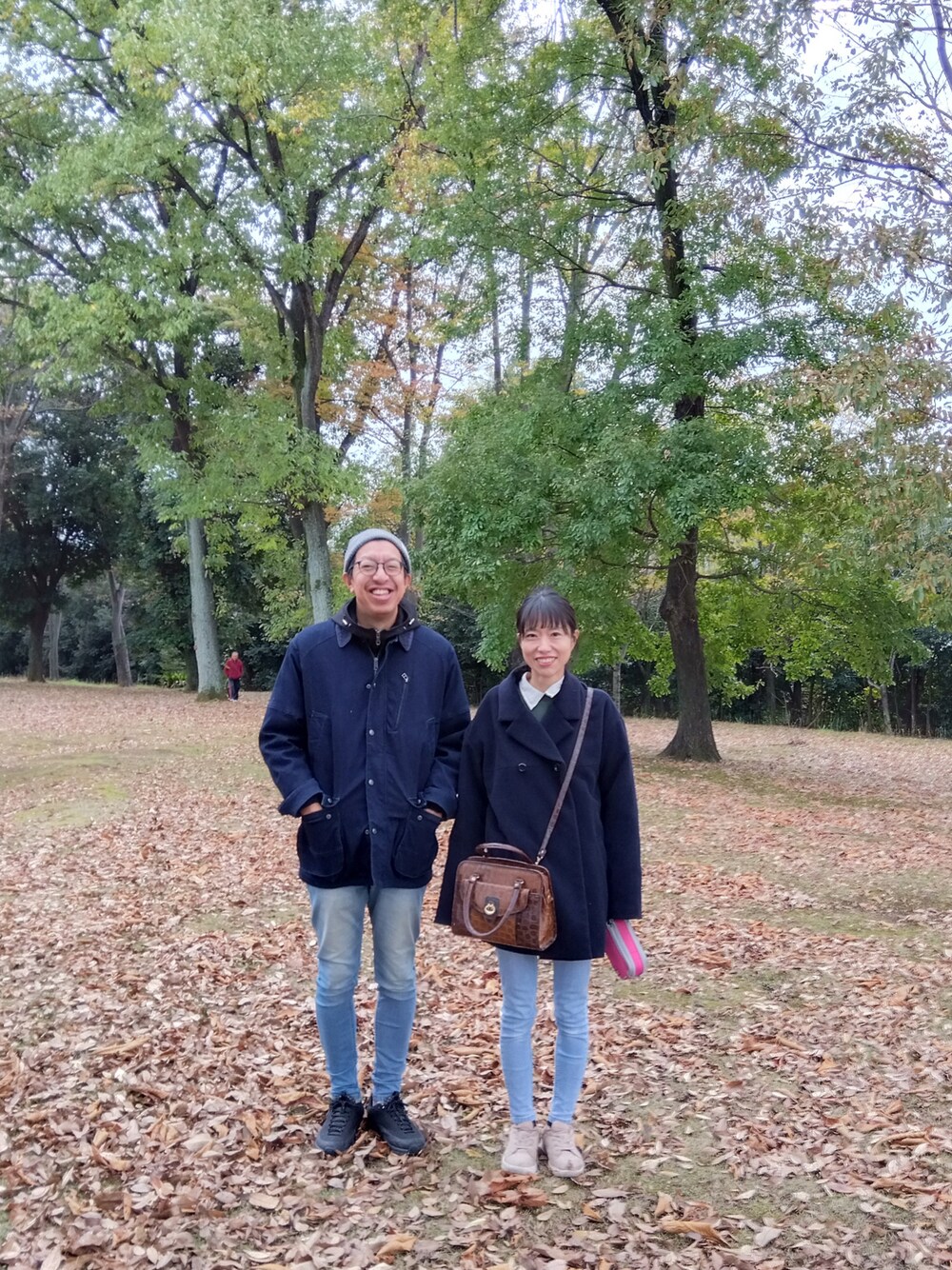 ブルー系のデニムジャケット、ブラック系のブルゾン、ブルー系のデニムパンツを着用したメンズの秋コーディネートの1枚目の写真