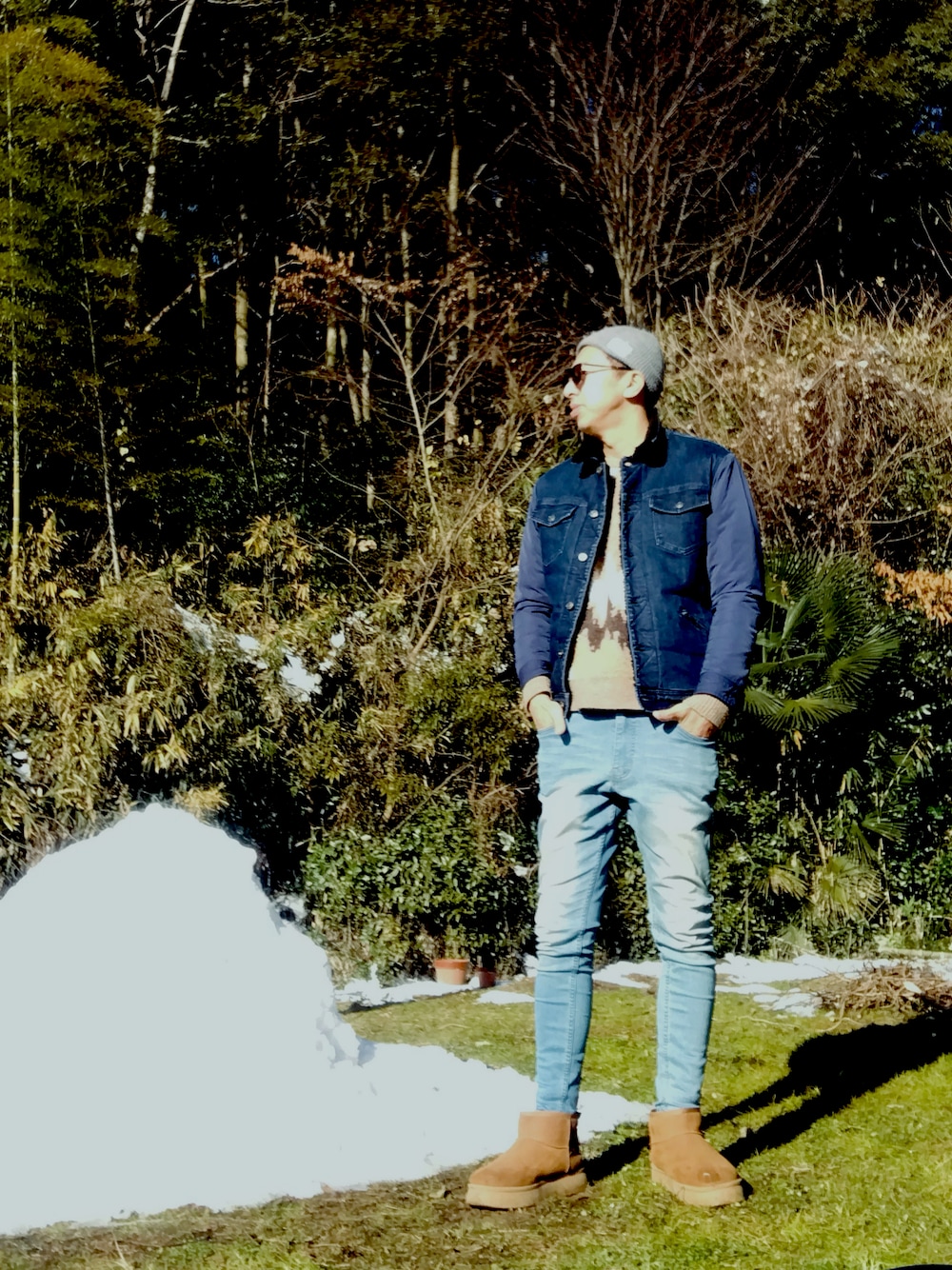 ベージュ系のニット/セーター、ブルー系のブルゾン、ブルー系のデニムパンツを着用したメンズの冬コーディネートの1枚目の写真