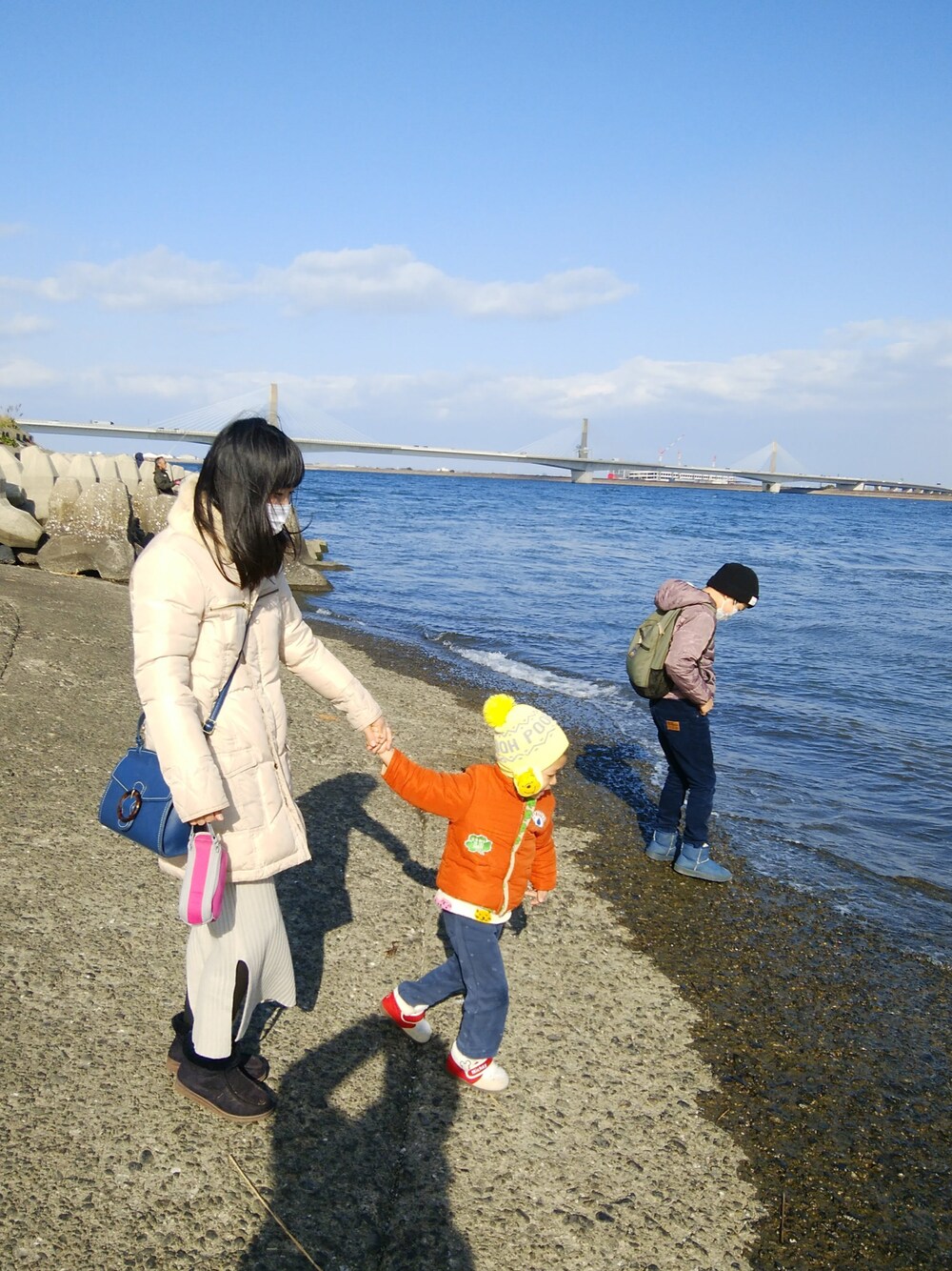 ベージュ系のワンピースを着用したメンズの冬コーディネートの1枚目の写真