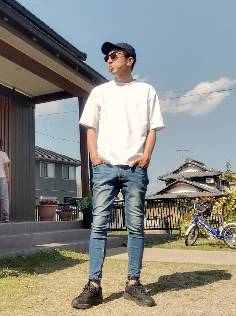 「最近のいい感じコーデ、大人カジュアル、休日コーデ、白Tシャツ、白Tシャツ×デニム、デニム、スキニーデニム、いいね、save、フォローお願いします🤑、おしゃれさんと繋がりたい、きれいめカジュアル、キャップ、シンプルスタイル、ユニクロ、メンズファッション、UNIQLO」｜「UNIQLOのエアリズムコットンオーバーサイズT（Tシャツ/カットソー、ホワイト系）」を使った、デニム大好きおじさん夏は白Ｔさん（メンズ・180cm）の春コーディネートの1枚目の写真