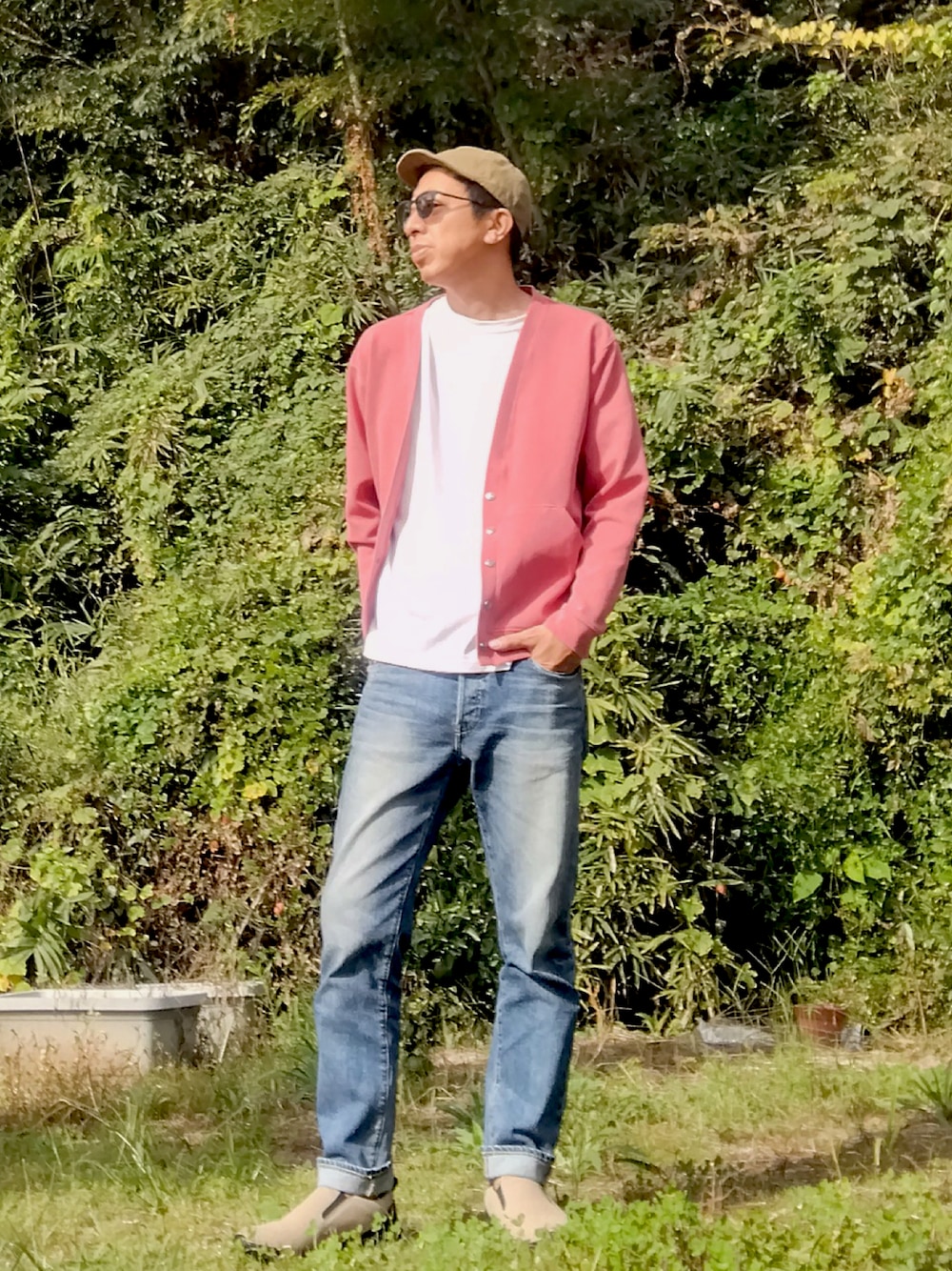 ホワイト系のTシャツ/カットソー、ブルー系のデニムパンツ、ベージュ系のスリッポンを着用したメンズの秋コーディネートの1枚目の写真