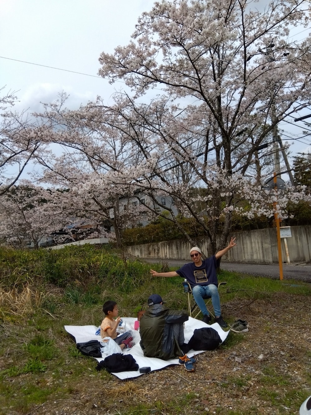 ブルー系のTシャツ/カットソー、ブルー系のデニムパンツ、ブラック系のスニーカーを着用したメンズの春コーディネートの1枚目の写真