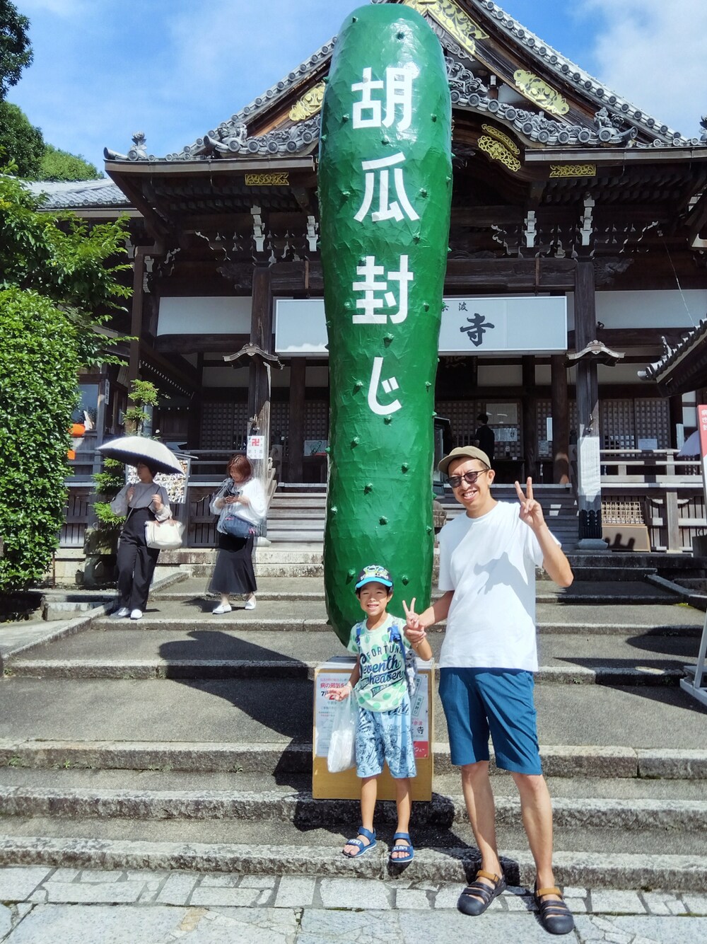 「韓国ファッション、白Tシャツ、ハーフパンツ、夏コーデ、プチプラ、きれいめカジュアル、カジュアルコーデ、今日のコーデ、親子コーデ、ootd、おしゃれさんと繋がりたい、Tシャツ、シンプルコーデ、梅雨のハーフパンツ祭り、キャップ」｜「RATTLE TRAPのシルケットスムースクルーネックTシャツ（Tシャツ/カットソー、ホワイト系）」を使った、デニム大好きおじさん夏は白Ｔさん（メンズ・180cm）の夏コーディネートの1枚目の写真