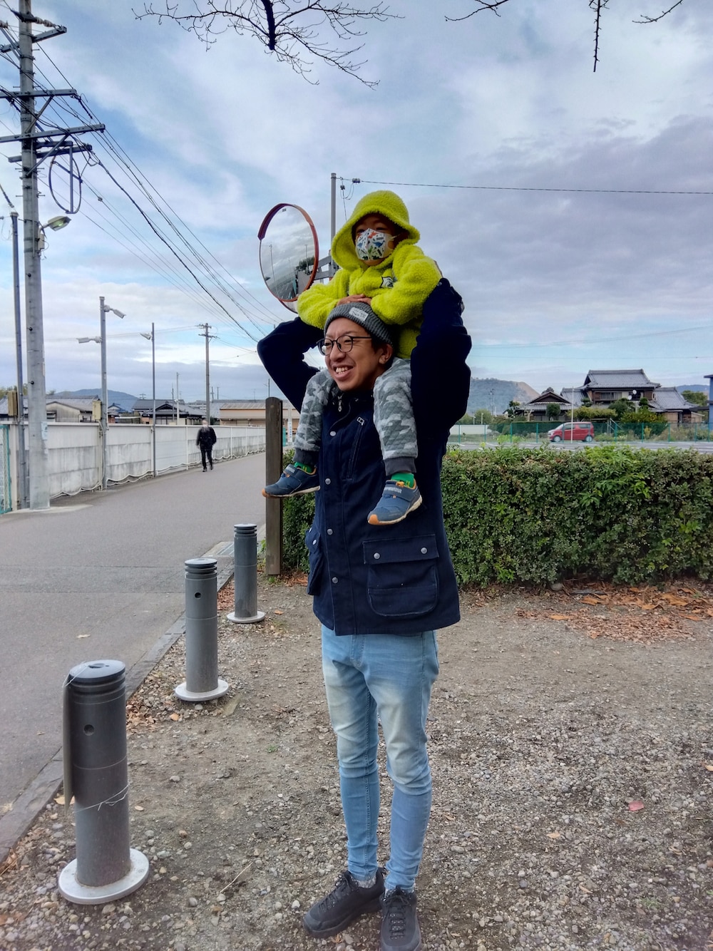 ブルー系のデニムジャケット、ブルー系のデニムパンツ、ブラック系のスニーカーを着用したメンズの秋コーディネートの1枚目の写真