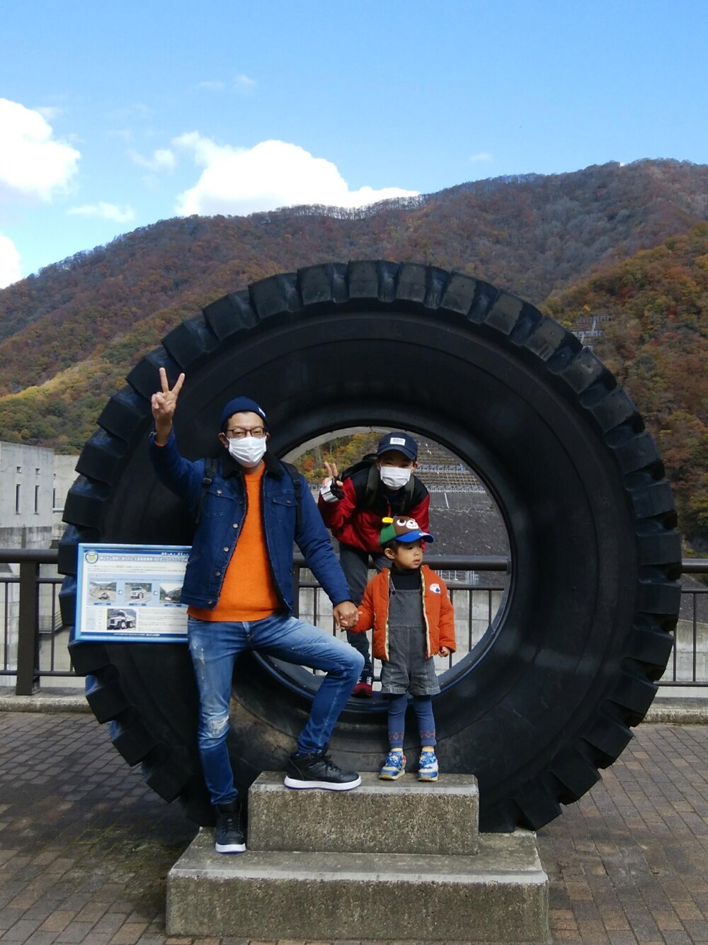 「スニーカー、ニット、デニム、ニット帽、デニムジャケット、ボア、オレンジ、休日スタイル、プチプラ、親子コーデ、オトナカジュアル、秋コーデ、おしゃれさんと繋がりたい、オレンジニット」｜「RATTLE TRAPの7G畦編みクルーネックニット（ニット/セーター、オレンジ系）」を使った、デニム大好きおじさん夏は白Ｔさん（メンズ・180cm）の秋コーディネートの1枚目の写真