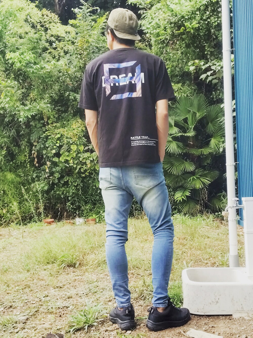 ブラック系のTシャツ/カットソー、ブルー系のデニムパンツ、ブラック系のスニーカーを着用したメンズの秋コーディネートの1枚目の写真