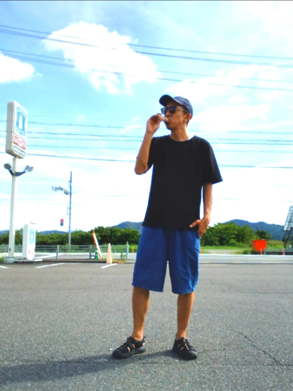 ブラック系のTシャツ/カットソー、ブルー系のデニムパンツを着用したメンズの夏コーディネートの1枚目の写真