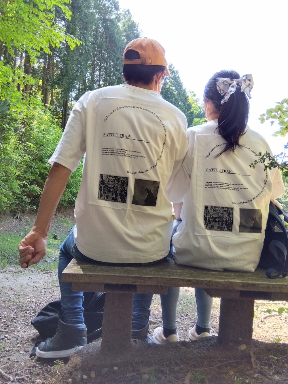 ホワイト系のTシャツ/カットソー、ホワイト系のTシャツ/カットソー、ブルー系のデニムパンツを着用したメンズの春コーディネートの1枚目の写真