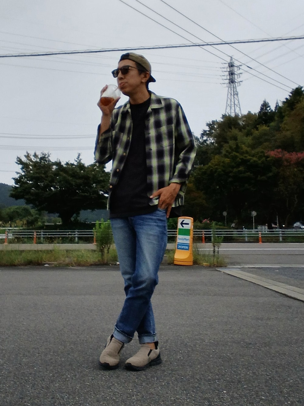 ブラック系のTシャツ/カットソー、ブルー系のデニムパンツ、ベージュ系のスリッポンを着用したメンズの秋コーディネートの1枚目の写真