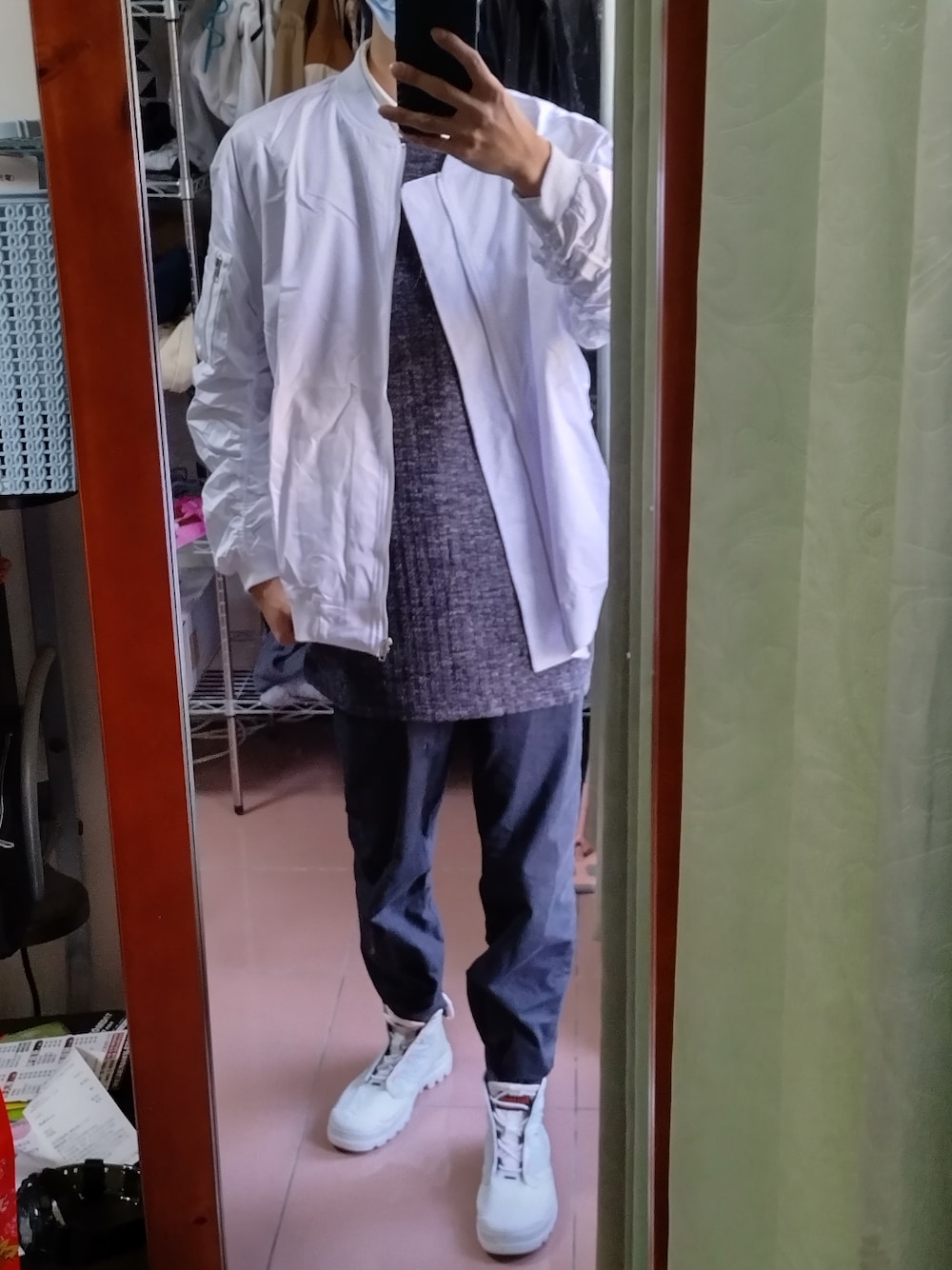 ホワイト系のMA-1、グレー系のニット/セーター、ブラック系のスーツパンツを着用したメンズの冬コーディネートの2枚目の写真