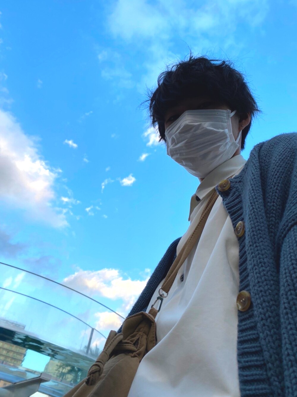「シンプルコーデ、水族館、秋のコーデ、休日スタイル、ビッグシルエット、巾着バッグ、くすみカラー、カーティガン、シャツスタイル、白シャツ、大学生、スラックス」｜「RAGEBLUEの巾着ショルダーバッグ/884112（ショルダーバッグ、ベージュ系）」を使った、kurokichi0816さん（メンズ・175cm）の秋コーディネートの1枚目の写真
